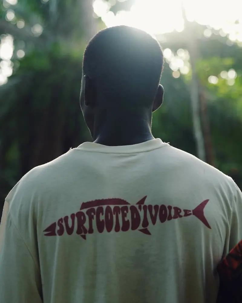 Le dos d’un manches longues Surf Côte d’Ivoire, le logo poisson imprimé sur les épaules.