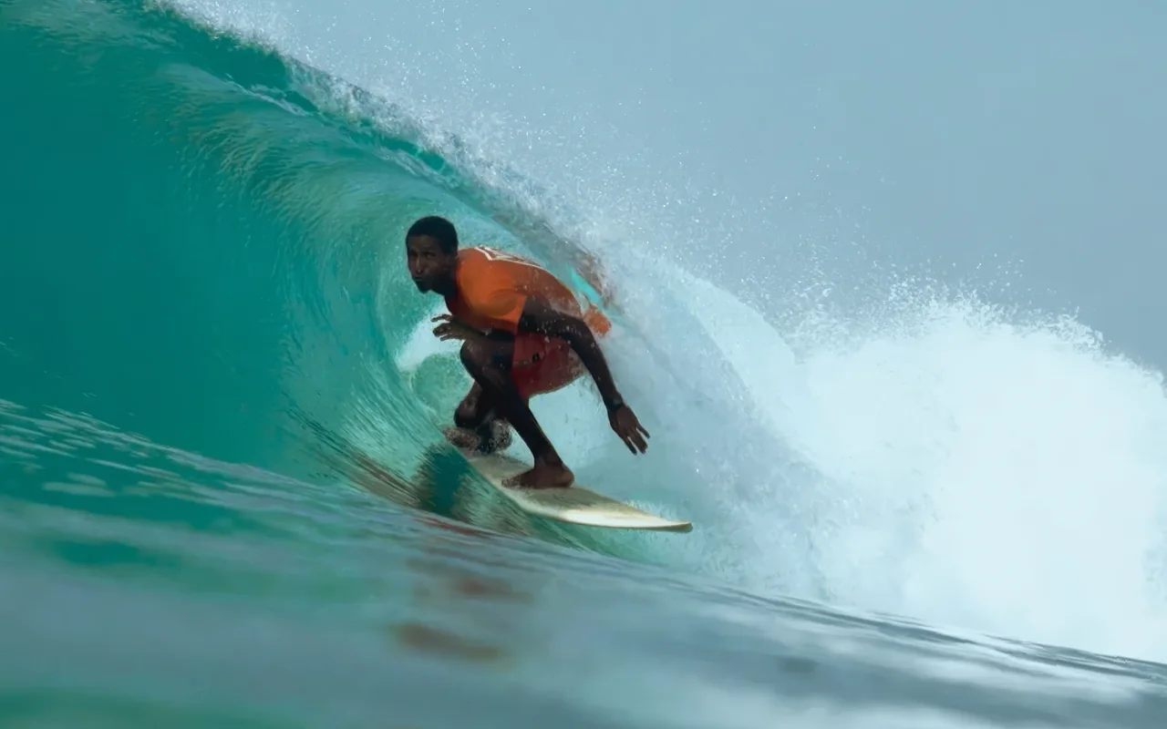 Souleymane Sidibé au fond d’un tube vert : une image de The Rising Dawn.